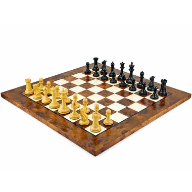 Juego de ajedrez completo dispuesto para una partida sobre el tablero de orme y brezo