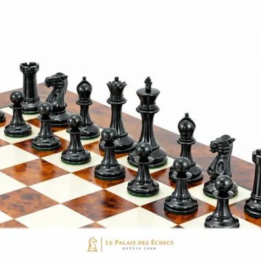Piezas negras de madera de ébano vistas de cerca sobre el tablero lacado