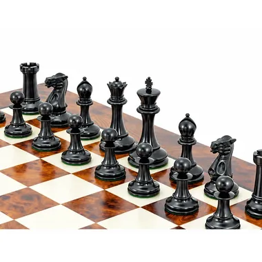 Piezas negras de madera de ébano vistas de cerca sobre el tablero lacado