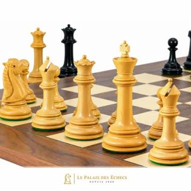 Piezas claras de boj del juego Parthénon colocadas sobre el tablero de arce