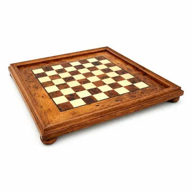 Tablero de ajedrez sobre soporte de madera de brezo y olmo