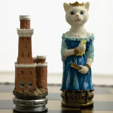 Alternative view of Juego de ajedrez de perros y gatos en polipiel y resina