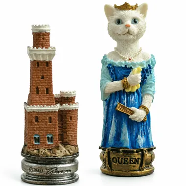 Piezas de ajedrez gatos, la dama blanca coronada junto a una torre-castillo