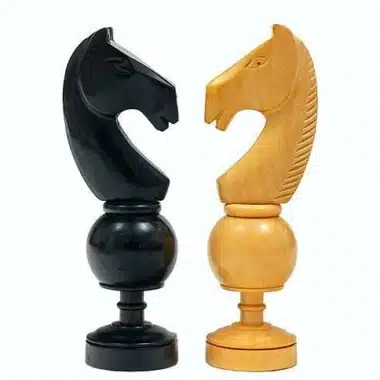 Caballos negro y natural del juego de ajedrez Régence Française, vista frontal