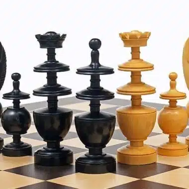 Piezas claras y oscuras frente a frente sobre el tablero, detalle de damas y torres