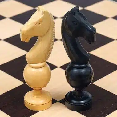 Caballos del juego de ajedrez Régence Française colocados sobre el tablero