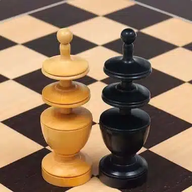Peones negro y natural del juego de ajedrez Régence Française sobre el tablero