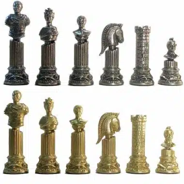 Piezas de ajedrez de metal plateado y dorado, bustos romanos sobre columnas
