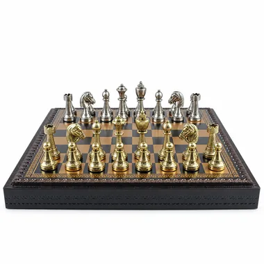 Juego Staunton Mix II cerrado con piezas de metal colocadas encima
