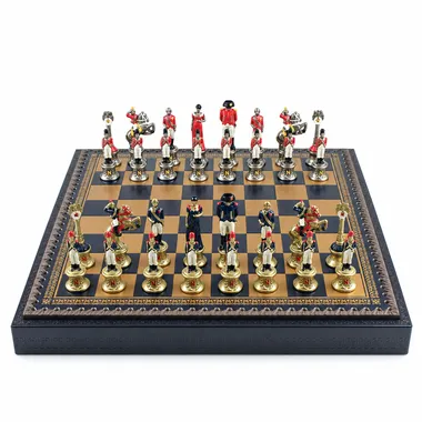 Set Napoléon III con tablero de ajedrez en símil cuero y piezas de metal pintadas