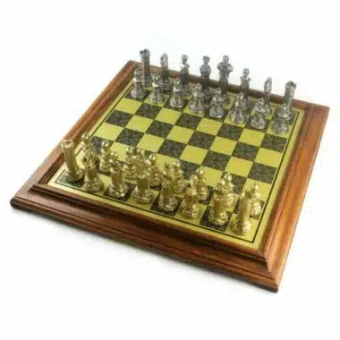 Tablero de ajedrez de madera con juego de ajedrez en metal dorado y plateado, vista lateral