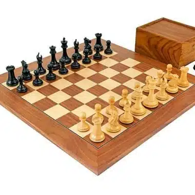 Set Souverain III, piezas de madera de ébano sobre tablero de nogal y arce, con caja al lado