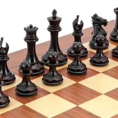 Piezas negras de madera de ébano del juego Souverain III, vista cercana sobre el tablero