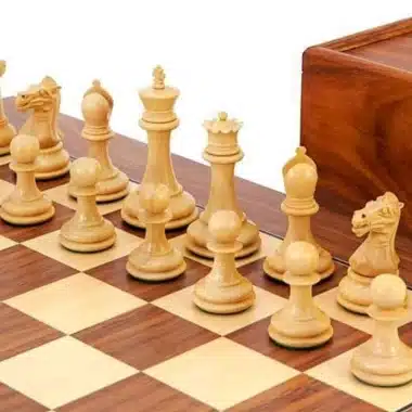Piezas claras de boj del juego Souverain III, detalle sobre el tablero de nogal y arce