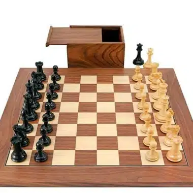Set Souverain III en posición de juego, caja de almacenamiento abierta junto al tablero