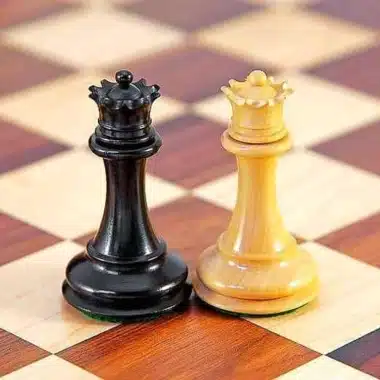 Dama negra y dama clara del juego Souverain III, cara a cara sobre el tablero