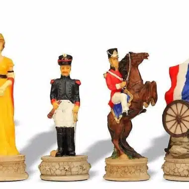 Piezas del bando francés con dama de vestido amarillo, oficial y portaestandarte