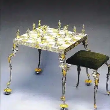 Mesa de ajedrez medieval de bronce, ónix y oro con taburete a juego