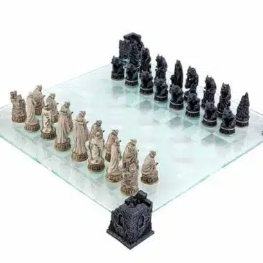 Juego de ajedrez completo Vampiro y Hombre Lobo sobre tablero de cristal, vista general