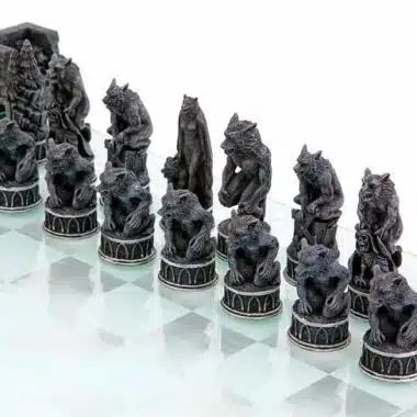 Piezas negras de hombres lobo en resina pintada, detalle de las figuras bestiales