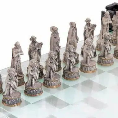 Piezas blancas de vampiros en resina pintada, detalle de las siluetas encapuchadas
