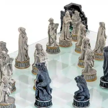 Juego Vampiro y Hombre Lobo dispuesto sobre el tablero, vista general ligeramente elevada