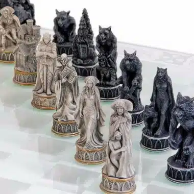 Tablero de cristal con piezas de vampiros y hombres lobo enfrentadas, vista cercana