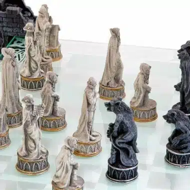 Piezas blancas de vampiros alineadas frente a la torre negra del rey, vista lateral