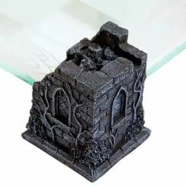 Pieza en forma de torre en ruinas, detalle esculpido en resina pintada