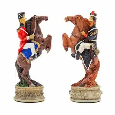 Dos jinetes enfrentados, ejércitos británico y francés, caballos encabritados detallados