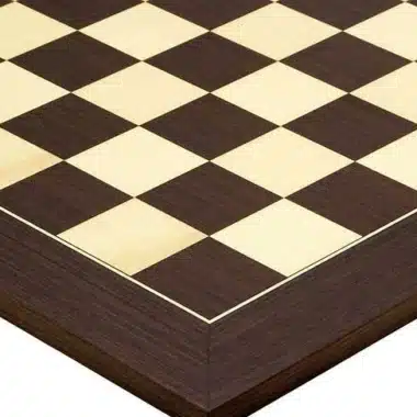 Tablero Windsor III de madera de wengué y arce, vista cercana de las casillas