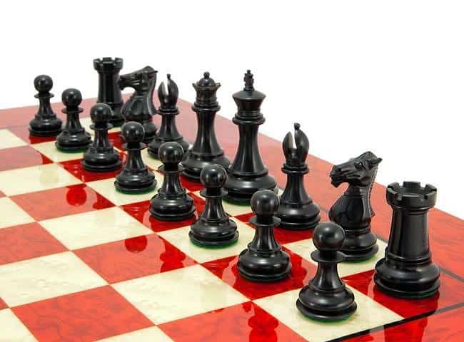 Conjunto Windsor II Tablero de Ajedrez de Madera de Arce Rojo & Juego de Ajedrez de Madera de Ébano y Fresno - Imagen 3