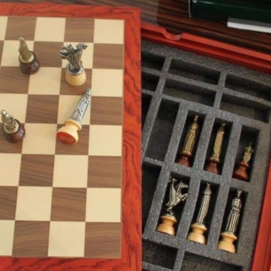 Alternative view of Conjunto Medieval II Tablero de Ajedrez de Madera de Nogal y Arce & Juego de Ajedrez de Madera y Metal Macizo