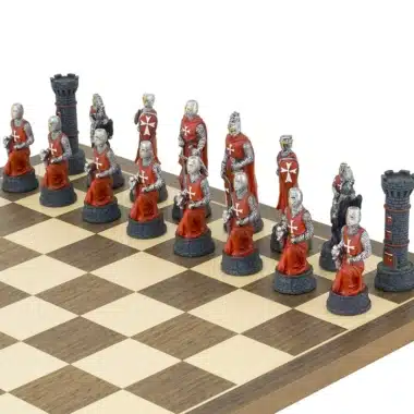 Alternative view of Juego de piezas de ajedrez de resina pintadas a mano y tablero de ajedrez de nogal y arce