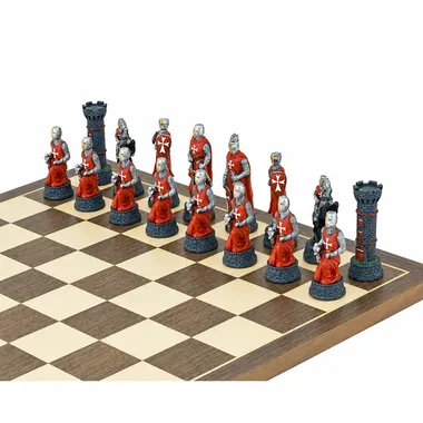Piezas rojas de los Templarios con torre y caballo detallados sobre el tablero