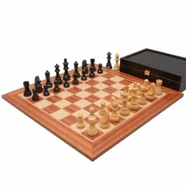 Juego de ajedrez de madera del siglo XIX y tablero de caoba con caja de almacenamiento