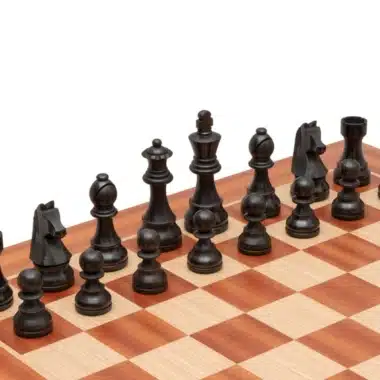 Alternative view of Juego de ajedrez de madera del siglo XIX y tablero de caoba con caja de almacenamiento