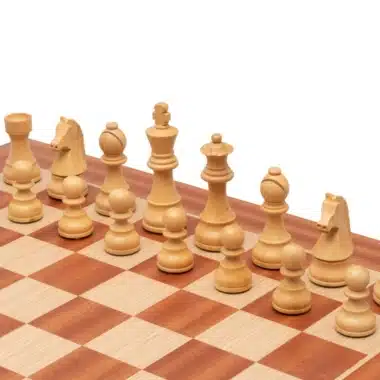 Piezas de ajedrez claras Classic XIX alineadas sobre el tablero de caoba