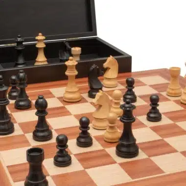 Partida en curso sobre el tablero de caoba con la caja abierta al fondo
