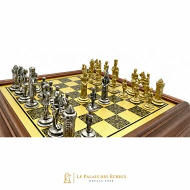 Piezas Camelot Rey Arturo dispuestas sobre el tablero dorado y negro