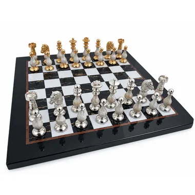 Juego Louis XIV completo: piezas doradas y plateadas sobre tablero de mármol negro y blanco