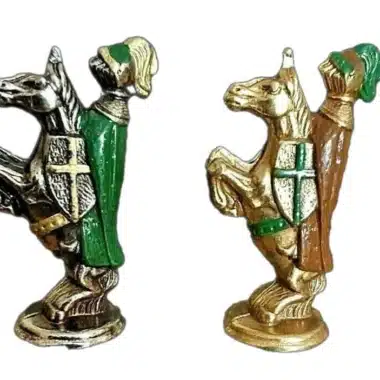 Caballos medievales en verde y marrón, detalle de los caballos encabritados
