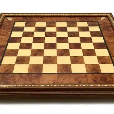 Tablero de ajedrez en madera de olmo con casillas de marquetería marrón y crema, vista general