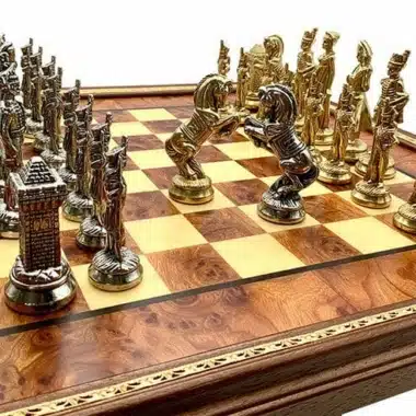 Caballos dorados y plateados en duelo sobre el tablero de madera de olmo