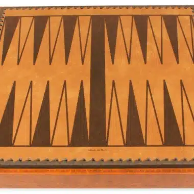 Tablero de backgammon integrado en el reverso de la caja de almacenamiento