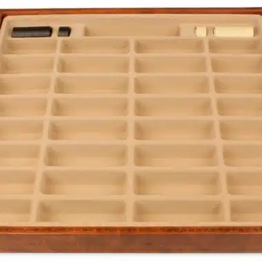 Caja de almacenamiento abierta con compartimentos de fieltro para las piezas