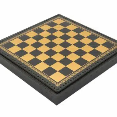 Tablero de ajedrez negro y oro cerrado, borde grabado con motivos clásicos