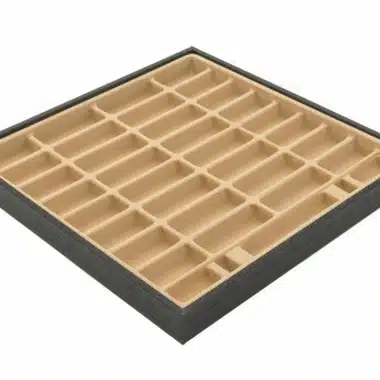 Compartimentos de fieltro beige de la caja de almacenamiento vistos desde arriba