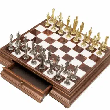 Juego Florentino Renacimiento III y tablero de ajedrez sobre soporte con cajón