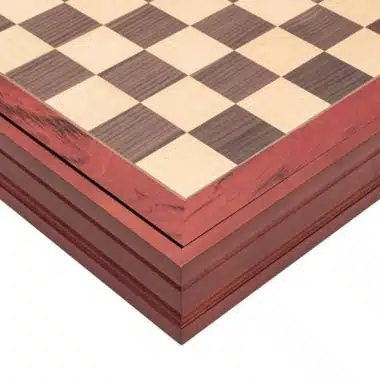 Detalle de la esquina del tablero de ajedrez de madera mostrando las casillas de marquetería